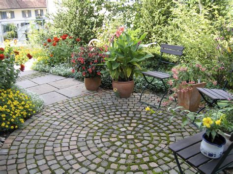 In diesem schönen garten haben wir eine terrasse sowie wege aus bruchsteinplatten (quarzit) und mähkanten. Naturstein im Garten - Reding Gärten