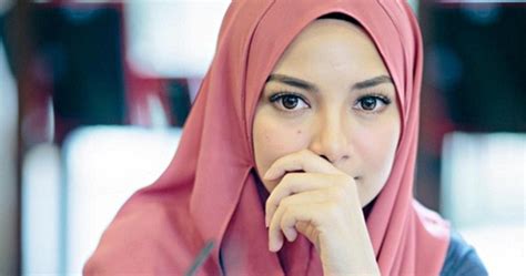 Pelakon dan model, ahya rosli menerima kecaman netizen kerana sering bergambar seksi di laman sosial. Neelofa Redha Bergelar Isteri Ketiga - Berita Memey