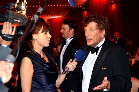 Bühler dachte auch an eine anzeige. Eröffnung Club Vernissage mit Florian Fitz + Tatjana ...