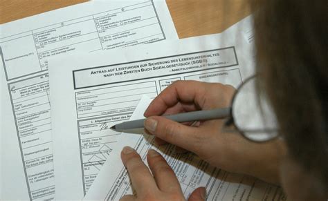 Die zeiträume, in denen das arbeitslosengeld ausgezahlt wird, kann 6 bis 24 monate betragen. Arbeitslosengeld | Politik für Kinder, einfach erklärt ...