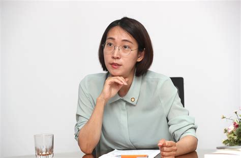 이런 접근성을 고려하는 장혜영 의원, 장애 당사자인 배복주 의원 같은 사람이 있어야 국회가 바뀌고 사회가 바뀌는 겁니다. 장혜영 "정의당 뼈아픈 점은 심상정이 '하드 캐리' 하는 ...