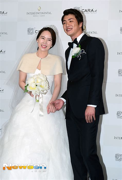 김광현/sk 날씨가 선선해지니까 아무래도 힘이 더 나는 것 같고… 포토엔김광현-이상희 커플 '행복한 미소 띄우며' - 손에 ...