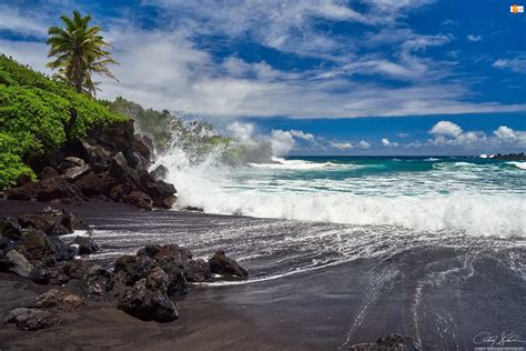 The waianapanapa state park has tent camping, if you don't mind camping in the rain (which it does regularly in hana) and they also have cabins for rent. Wzburzone morze na Hawajach