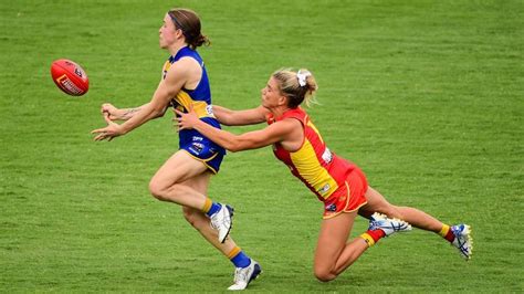 Aflw's indigenous round both empowers and highlights uncomfortable truths. 10 Best (and Worst) AFLW photos from Round 6 - AFL - The ...