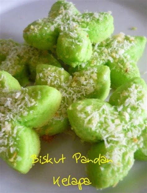 Disebabkan kat kedai dah tak banyak yang jual biskut raya tradisional ni,jadi kita perlu buat sendiri. Biskut Pandan Kelapa | Butter cookies, Yummy cakes