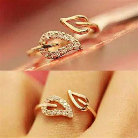 Sebelumnya sudah punya cincin lama yang pas di jari, kamu bisa manfaatkan cincin tersebut untuk mengukur ukuran cincin yang baru. Cincin model daun gold and silver all size | Shopee Indonesia