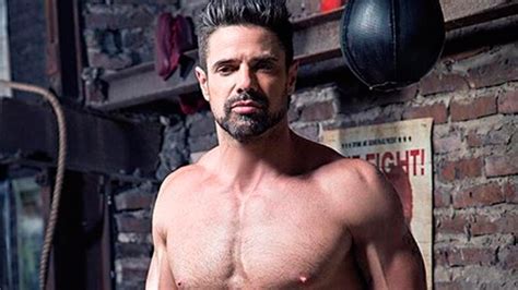 He has worked as the lead actor in several successful telenovelas, such as valientes, herederos de una venganza and sos mi hombre. Luciano Castro en su máximo esplendor: Video boxeando en ...