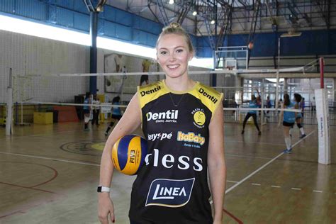 Página dedicada a atleta macris fernanda carneiro , levantadora , e uma das convocadas para a seleção brasileira feminina. Vaivém: Fawcett renova com o Praia - Web Vôlei
