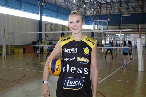 Fan page oficial da superliga feminina de vôlei (y). Vaivém: Fawcett renova com o Praia - Web Vôlei