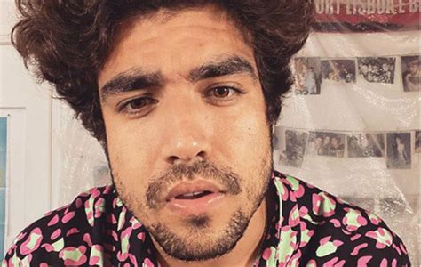 His birthday, what he did before fame, his family life, fun trivia facts, popularity rankings, and more. Caio Castro, após romance gay, expõe convites e ...