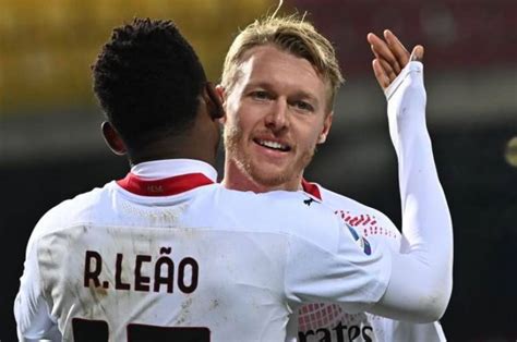 Simon kjær was the first to attend to eriksen and stopped him from swallowing his tongue when he was unconscious and went on to comfort eriksen's wife!! Kjaer: "Nessuno più forte del Milan. Sostituzione? Ecco la ...