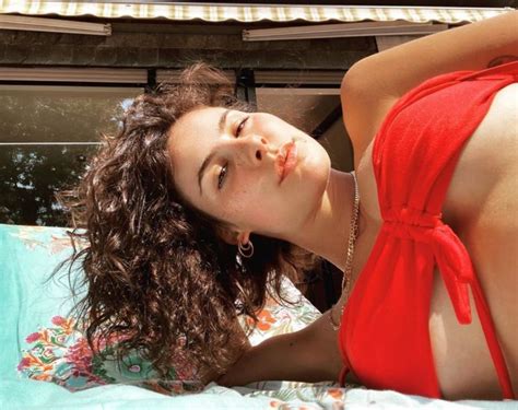 Sie ist immer gut gelaunt, hat eine menge humor und verzichtet oft auf aufwendiges make up: Locken und Bikini: So macht Lena Meyer-Landrut Urlaub auf ...