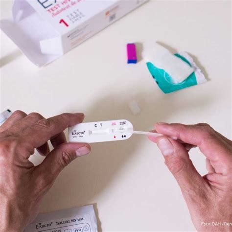 Es ist der erste schnelltest für hiv, das zu hause mit einer probe aus einem tupfer in ihrem mund durchgeführt werden kann. HIV-Selbsttest | IWWIT