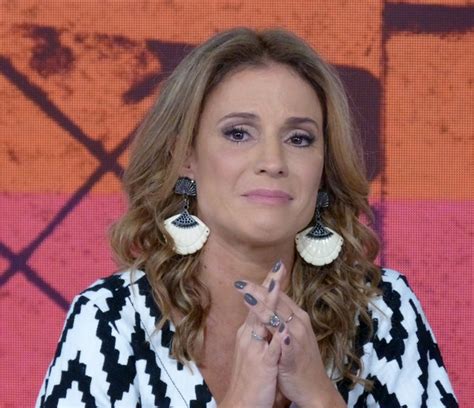 Maíra charken carneiro (born july 22, 1978) is a dutch brazilian actress, dancer, singer, tv host and comedian. Maíra Charken se emociona e comemora estreia no 'Vídeo ...