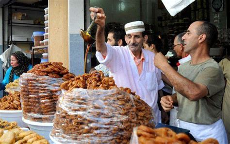 Le croissant de lune, qui marque le début du mois sacré du ramadan, n'a pas été repéré en arabie saoudite, en irak et au qatar. En prévision du Ramadan, le Maroc repasse à l'heure GMT