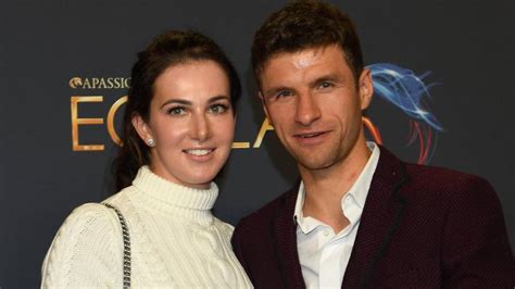 Thomas hat in seiner ersten richtigen saison bei den profis mit der meisterschaft und dem pokal gleich zwei titel geholt. Thomas Müller und seine Lisa genießen den Liebesurlaub