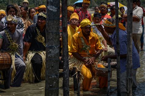 Contextual translation of warga tua into english. Warga Tua Mah Meri Harap Tradisi Puja Pantai Diteruskan