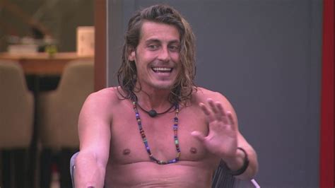 Os italianos querendo tirar o gil kkkkkkkkkkkkkkkkkkkkk nem todo br acompanha o bbb da itália e msm assim. Alberto atende pedido de Paula e fala em italiano com os ...