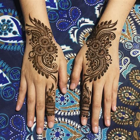 There are many designers that apply henna tattoos. EID HENNA 2018 First two days was hectic! Our hengua are ...