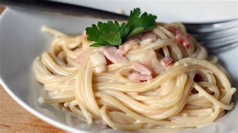 Traditional carbonara is an italian pasta dish made with a sauce of cured pork, eggs, and cheese. RESEPI MUDAH SPAGHETTI CARBONARA | Spaghetti carbonara ...