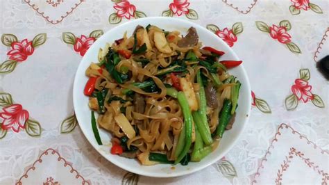 Kwetiau goreng (indonesian for 'fried flat noodle') is a chinese indonesian stir fried flat rice noodle dish from indonesia and popular in southeast asia. Resep kwetiau goreng pedas gurih enak ala TKW Hongkong ...