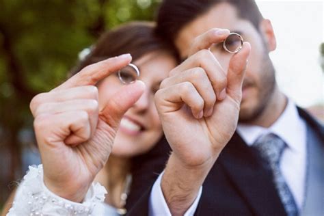 En países como estados unidos o canadá, la tradición dice que tanto el anillo de compromiso como la alianza de boda se llevan en la mano izquierda, en el dedo anular. ¿En qué mano van las alianzas / los anillos de matrimonio?