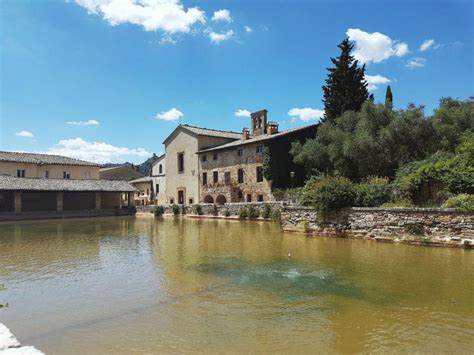 A prescindere dallo stare a mollo nell'acqua calda. Terme libere di Bagno Vignoni e il Parco dei Mulini | Vojagon