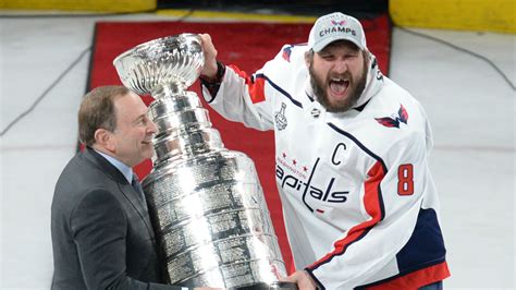 Alex ovechkin will be playing with the washington capitals for another five years with his $47.5 million contract. Alex Ovechkin ne s'est pas saoulé l'été dernier?