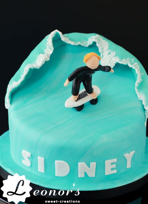 Hier bietet sich zum beispiel ein rührkuchen an, den ihr nach belieben. Cool birthday cake for boys with a surfer | Tolle ...