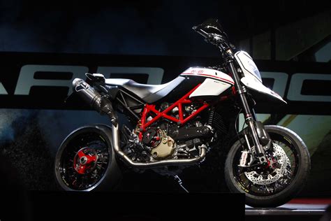 Exactly the same model but with the termis etc. Motos Casco: Hypermotard evo sp