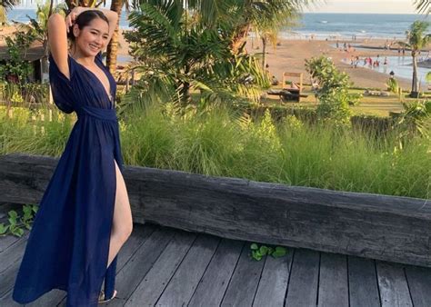 Nagita slavina terlihat memakai baju lebaran model belahan dada rendah. Pakai Baju Belahan Dada Rendah, Cantiknya Niken Anjani ...