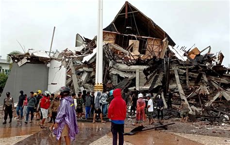 Gempa bumi terjadi ketika kerak bumi mengalami pergeseran dan menimbulkan guncangan gelombang seismik yang saling berbenturan. UPDATE: 34 Orang Meninggal Dunia Akibat Gempa Bumi di ...