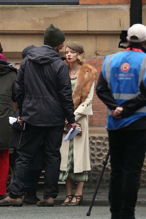 Należący do gangsterskiej rodziny z birmingham tommy shelby usiłuje zwiększyć swoje wpływy, wykorzystując skradziony transport broni. Anya Taylor-Joy: On set of Peaky Blinders -06 | GotCeleb