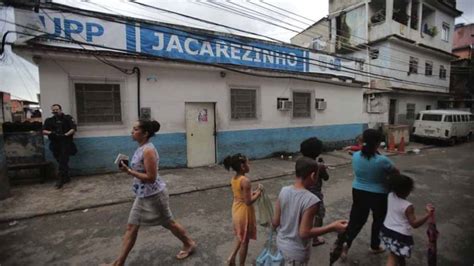 Jacarezinho is a brazilian neighborhood and also a favela with more than 60,300 residents living in an area of 40 ha. Com 7 mortos em 10 dias, moradores do Jacarezinho estocam ...