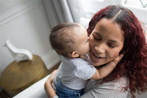 Tahap perkembangan bayi yang pertama bisa dilihat ketika usianya baru menginjak usia satu minggu hingga tiga bulan. Perkembangan Fisik Bayi 6 bulan | Dr. Brown's Indonesia