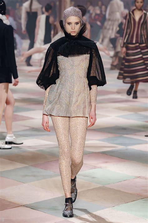 Puoi scoprire le borse 2021 più belle della stagione inverno e primavera estate proposte da dior, chanel, gucci, michael kors, armani e anche borse economiche. Dior Abiti Da Sera 2019 - Sfilata Christian Dior Parigi ...