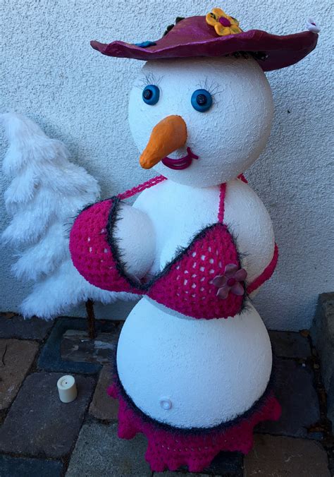 Es geht um einen schneemann und eine schneefrau, die zerschmelzen, wenn es zu warm wird. Schneefrau mit Bikini - happy-basteln.de