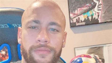 Zögern sie nicht, die frage einzugeben. Neymar überrascht mit Glatze: Nicht blond! Nicht pink! PSG ...