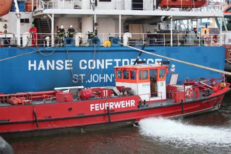 Am freitag schwappte die zähe schwarze flüssigkeit an strände auf einer länge. Unfall im Hamburger Hafen: Leck geschlagenem Unfall-Frachter drohte Untergang - DIE WELT