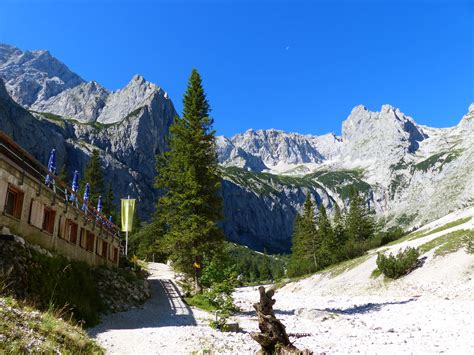 Die höllentalklamm bildet heute auf einer länge von über 1000 metern das ende des höllentals im durch tunnel, über schmale brücken und über holzplanken, die seitlich an der steilen felswand. Höllentalklamm und Angerhütte - Ferienwohnung Grainau ...