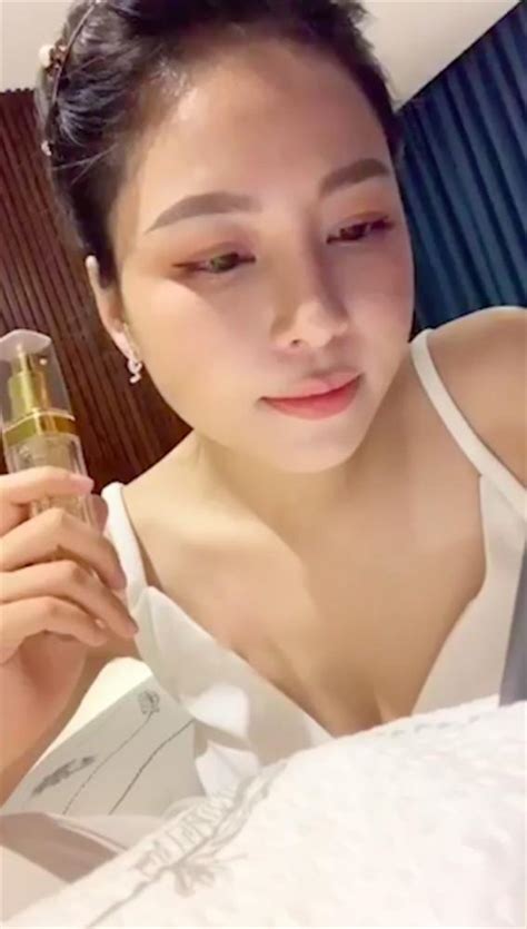 Trâm anh là một hotgirl được nhiều người yêu thích và mến mộ. Lộ nguyên nhân Trâm Anh bị tung clip 5 phút với bạn trai?