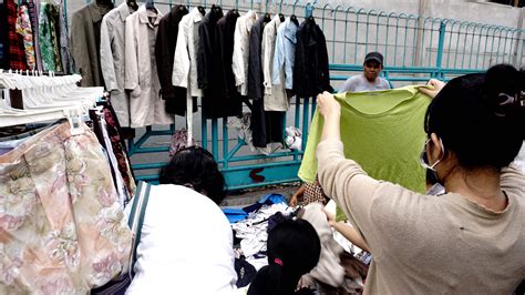 Kalian bisa mendapatkan barang yang jika dibeli di toko harganya mencapai jutaan rupiah, namun di thrift shop dijual dengan harga miring. Desain Baju Dari Barang Bekas Karung | Klopdesain