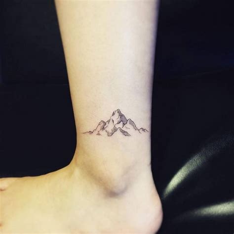 Vous pouvez soit obtenir deux différents tatouages de votre choix, avec un sur chaque cheville, ou vous pourrait obtenir un tatouage correspondant avec votre bestie. Tattoo Trends - tatouage cheville montagne idée homme ...