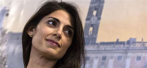 Chiara appendino è una politica del movimento 5 stelle , dal giugno 2016 sindaca di torino dopo aver battuto al ballottaggio piero fassino il sindaco uscente del centrosinistra. Virginia Raggi osa: camicia scollata e tacchi alla sfilata ...