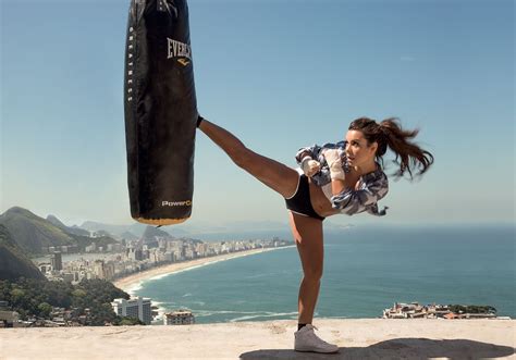 Ao se afastar após um momento que lutavam corpo a corpo, ramirez esqueceu a guarda e recebeu um upper que o jogou na lona pela segunda vez. O treino matador de Fernanda Souza | Treino de muay thai ...