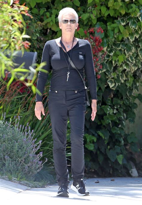 276 478 просмотров 276 тыс. JAMIE LEE CURTIS Out and About in Los Angeles 05/13/2020 ...