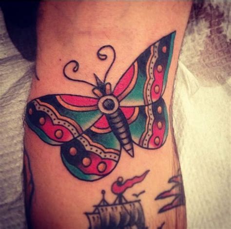 A subreddit to post pictures of women (real ones or drawn / animated) with tattoos just below the navel. butterfly Frank William (con imágenes) | Tatuajes, Tatuajes de la vieja escuela, Tatuar