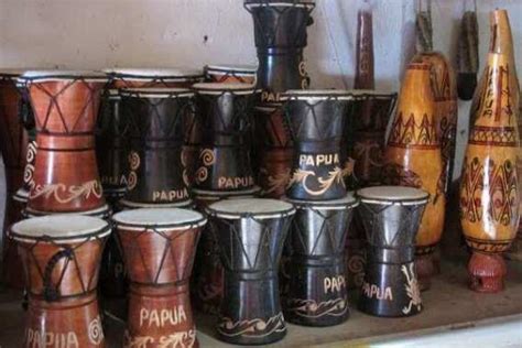 Berdasarkan cara memainkan, bentuk, serta bahan pembuatannya, alat musik ini sebetulnya tidak. 20+ ALAT MUSIK TRADISIONAL dan Asalnya + Gambar LENGKAP