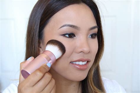 Learning how to use bronzer includes picking the right shade, using it correctly, and knowing the the key to understanding how to use bronzer is learning where to put bronzer. How To Apply Bronzer On The Nose - Howto Wiki