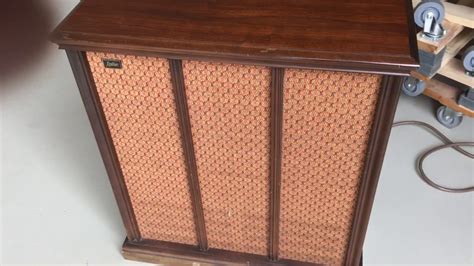 It is most commonly associated with the hammond organ, though it was later used for the elect. Leslie 700 Speaker Cabinet - YouTube